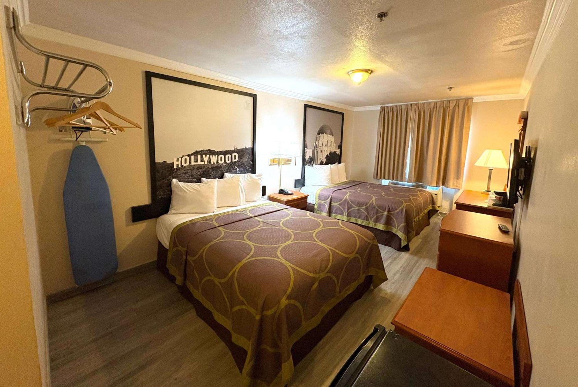 Super 8 By Wyndham Hollywood/La Area — Photos 1